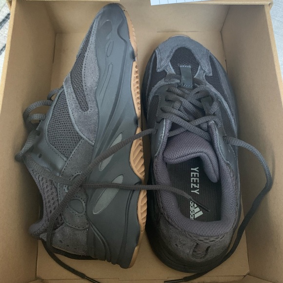 Yeezy Boost 700 ‘Utility Black’ 2019 - Picture 2 of 5